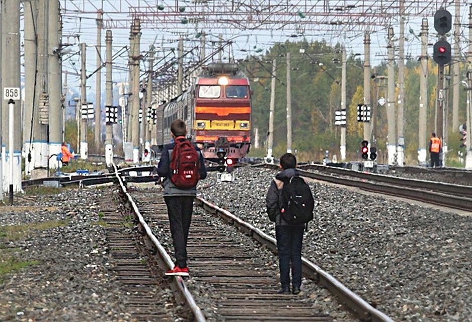 Травмирование подвижным составом. Человек на железной дороге. Железная дорога для детей. Человек на железнодорожных путях.